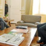El presidente saliente, Álvaro Uribe, recibió ayer a Juan Manuel Santos