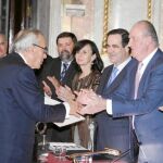 Peces Barba recibe las felicitaciones de Don Juan Carlos, acompañado de José Bono, María Emilia Casas y Francisco Caamaño