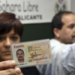 Documento Nacional de Identidad de Lahmad Mulud Ali (detrás), hermano de Babi Hamadi