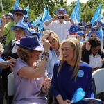Esperanza Aguirre bromea con Cristina Cifuentes antes de comenzar su mitin