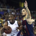 El base checo del FC Barcelona Tomas Storansky (d), intenta bloquear al base italiano del Unicaja, Jayson Granger