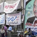Carteles y pancartas de propaganda de uno de los candidatos oficialistas, ayer en El Cairo