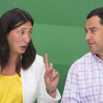 La secretaria general del PP-A, Dolores López, junto al presidente de los populares andaluces, Juanma Moreno