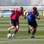 Benzema, durante el entrenamiento de esta mañana