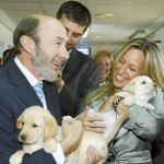 Trinidad Jiménez, ayer en un acto de la Fundación ONCE, junto a su valedor, el ministro del Interior, Alfredo Pérez Rubalcaba