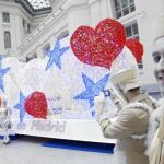 Los ángeles de la guarda que acompañan el Cortejo Real presentaron ayer a los madrileños las carrozas en las que viajarán Melchor, Gaspar y Baltasar