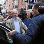 Rodrigo Rato, ayer, a la salida de su domicilio, en el barrio de Salamanca, de Madrid