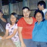 La familia de Reynaldo Dagsa fotografiada al lado del asesino segundos antes de dispararle