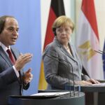 El presidente egipcio, Abdelfatah al Sisi (i), ofrece una rueda de prensa con la canciller alemana, Angela Merkel (d), en la Cancillería de Berlín, Alemania