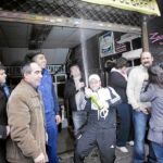 SORPRESA DE REYES. Los vecinos de Ascao salieron a la calle para celebrar la lluvia de millones que cayó en el barrio
