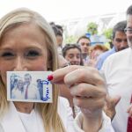 Cristina Cifuentes y Mariano Rajoy, en campaña ayer en Madrid