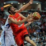 El español Rudy Fernández entra a canasta ante el serbio Novica Velickovic