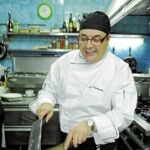 Andrea Tumbarello, mientras prepara su famosa carbonara