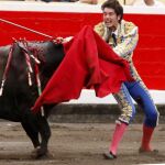 Sergio Aguilar sufre una seria cornada en el cuello en la lidia al segundo de la tarde, ayer en Bilbao