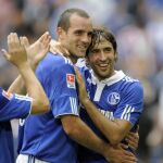 Raúl González en su debut en las filas Schalke 04