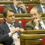 El presidente de CiU, Artur Mas, en el Parlament conversando con el secretario general adjunto de CDC, Felip Puig
