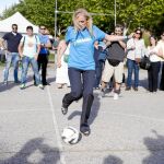 Cifuentes se reunió con varios jóvenes populares en Boadilla del Monte para explicar las medidas que propone para ellos