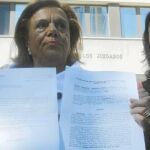 Elena Mudarra, viuda del funcionario Matías Morante de la Calle, ayer en la puerta de los juzgados de Plaza Castilla con su hija Elena