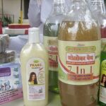 Productos fabricados por la Sociedad Goshala de Kanpur (KGS) con orín de vaca, entre ellos, jabón, champú y diferentes sabores de 'go-cola' o 'vaca-cola', y otras hierbas medicinales.