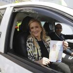 La candidata del PP a la Presidencia de la Comunidad de Madrid, Cristina Cifuentes, de los autobuses con los que el partido recorrerá la región