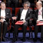 Los premios Nobel de Química, el norteamericano Richard F. Heck y los japoneses Ei-ichi Negishi (c) y Akira Suzuki (d), tras recoger la medalla y el diploma que les acreditan como tal