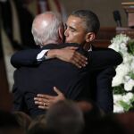 Obama abraza al vicepresidente estadounidense, Joe Biden, durante el funeral