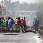 Manifestantes levantan barricadas durante una manifestación en Bujumbura, Burundi