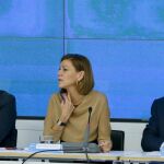 Carlos Floriano y Javier Arenas junto a María Dolores de Cospedal durante la reunión que han mantenido con los presidentes provinciales e insulares y secretarios autonómicos del PP.