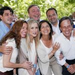 Cifuentes, ayer, posó para LA RAZÓN junto a los candidatos de Alcorcón, David Pérez; Getafe, Juan Soler; Móstoles, Daniel Ortiz; Leganés, Mª Eugenia Carballedo; Pozuelo, Paloma Adrados y Alcobendas, Ignacio Gª de Vinuesa