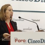 La Ministra de Fomento, Ana Pastor, en el desayuno informativo
