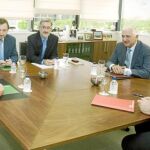 El consejero de Economía, Innovación y Ciencia, Antonio Ávila (c), y el consejero de Empleo, Manuel Recio (2i), ayer con los agentes sociales