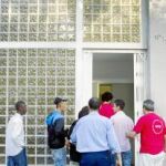 Los muchachos entran a las 20.00 horas para pasar la noche en el centro L'Alcor, en la calle Ramon Turró de Poblenou