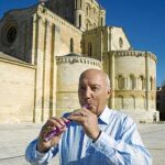 «Si uno trabaja diez horas diarias en el campo le hace falta un vino con fuerza», advierte Fariña. En la imagen, tocando la flauta, una de sus aficiones, delante de la colegiata de Toro (Zamora)
