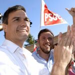 El secretario general del PSOE, Pedro Sánchez (i), junto al candidato socialista a la alcaldía de Valladolid, Óscar Puente (c)