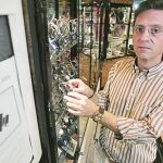 Pedro, en su joyería en el centro de Madrid