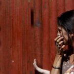 Dos vecinos de Arganda del Rey (Madrid) permanecen junto a una valla del recorrido del encierro de los toros en las fiestas de la localidad después de que una mujer del municipio muriera esta mañana