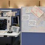 Las mesas de los controladores del puesto aéreo de Torrejón están plagadas de carteles contra la actuación del Gobierno