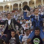 El rejoneador Pablo Hermoso de Mendoza (i) y el diestro Julián López "El Juli"salen a hombros tras la corrida goyesca que se ha celebrado hoy en Albacete con motivo del III Centenario de la Confirmación de la Feria.