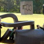 Los últimos visitantes del museo Chillida Leku, que cierra sus puertas indefinidamente, disfrutan hoy mientras se espera que se logre un acuerdo con las instituciones públicas que haga posible la viabilidad económica de este espacio, dedicado a la obra de