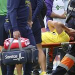 El jugador del Villarreal Mateo Musacchio, retirado en camilla