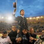 Leonardo Hernández abandona el ruedo a hombros, camino de la primera Puerta grande de este San Isidro