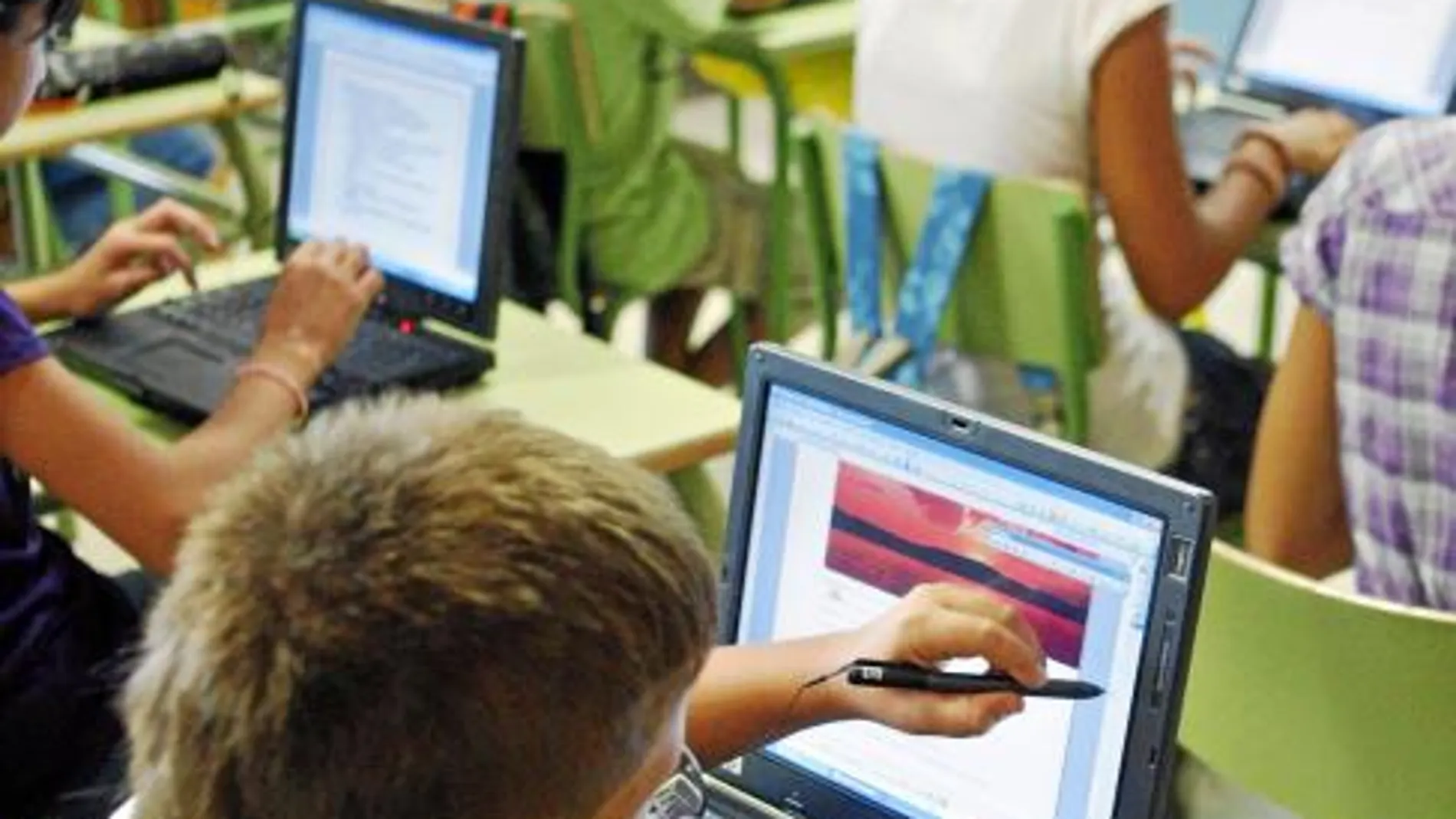 Instituciones como la Universidad o los centros escolares han incorporado las nuevas tecnologías a los programas educativos