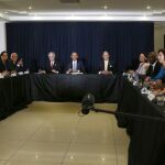 De izquierda a derecha, el presidente de Uruguay, Tabare Vazquez, Barack Obama y el presidente de Costa Rica, Luis Guillermo Solis, durante la reunión con líderes de la sociadad civil