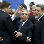 Raúl Castro saluda a los reporteros durante la Cumbre, junto al presidente de San Vicente y Granada, Ralph Everard Gonsalves