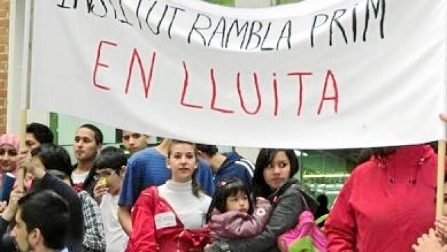 Alumnos, profesores y delegados sindicales de CC OO y Ustec se encerraron en el IES Rambla Prim de Barcelona