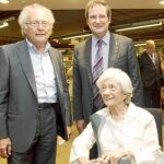 Eduard Punset y Jordi Hereu, junto con Ana María Matute, ayer durante la inauguración oficial de la Casa del Libro en el corazón de las Ramblas