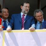 De izquierda a derecha, Cospedal, el senador Agustín Conde, Mariano Rajoy, Ignacio López del Hierro y Elvira Fernández