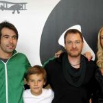 El director Christian Molina (i), junto a los actores Fergus Riordan (2i), Ben Temple (2d) y Valeria Marini, posa para la prensa gráfica durante la presentación de su película "I want to be a soldier"