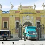 La furgoneta de una empresa de mudanzas descarga en el renovado San Telmo con custodia policial