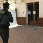 Un agente de la Guardia Civil de servicio en la localidad zaragozana de Ejea de los Caballeros